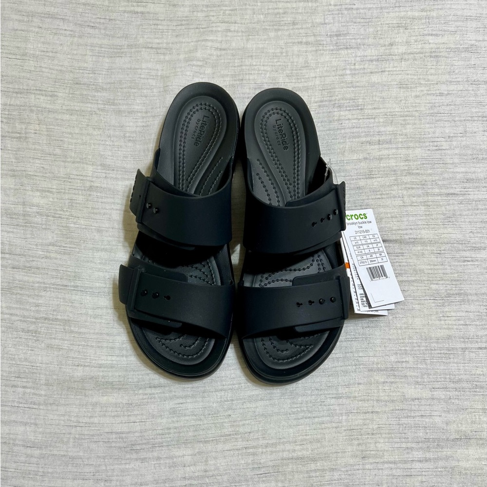 NWT CROCS Brooklyn Buckle Low Sandals in Black | w10